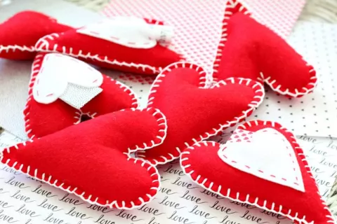 Art Cafe: Felt Hearts